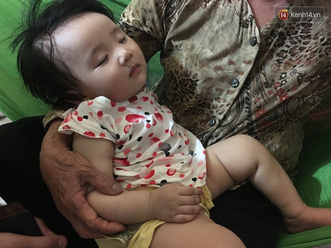Đau xót khi con gái của người mẹ trẻ bị xe buýt cán chết trên phố Hàng Khay chỉ mới 8 tháng tuổi - Ảnh 6.
