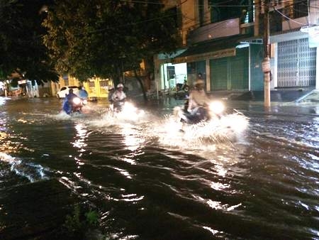 Tuyến đường chính trong nội ô TP Bạc Liêu, đường Trần Phú biến thành sông sau cơn mưa lớn kéo dài nhiều giờ.