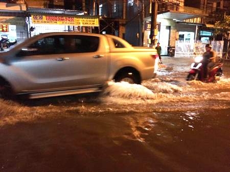 Nhiều xe ô tô lội trên sông trên tuyến đường Võ Thị Sáu.