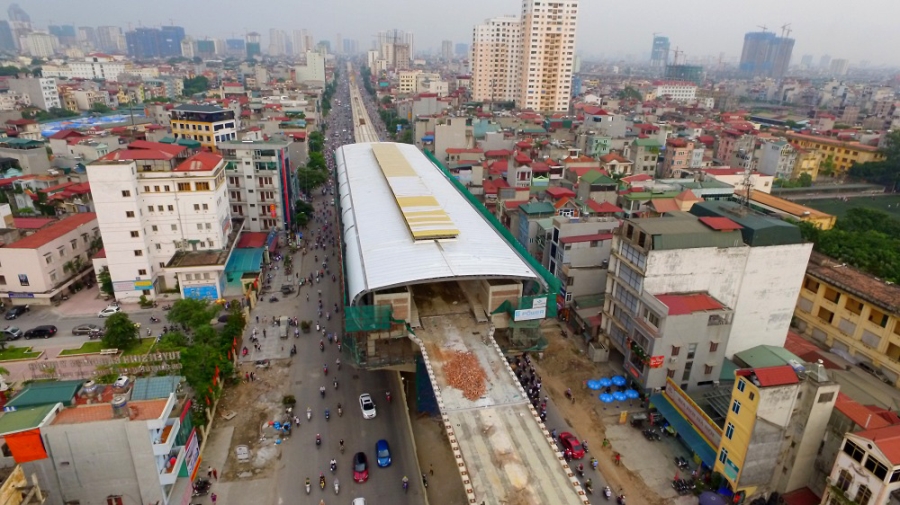  Hiện 5/12 nhà ga cơ bản đã hoàn thành xong việc lắp đặt dàn mái thép, trang trí nội thất, xây dựng đường lên xuống kết nối và các công trình phụ tạm. Trong đó, theo kế hoạch nhà ga La Khê (Hà Đông) sẽ hoàn thiện vào tháng 10/2016 và được chọn làm mẫu về tiến độ, chất lượng, an toàn, sau đó sẽ được nhân rộng cho các ga còn lại. 