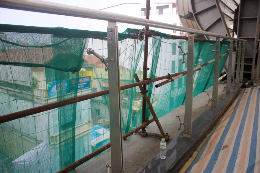  Hành lang an toàn được thiết kế vững chắc với hệ thống khung thép cao khoảng 1,5m và gắn kính cường lực. 