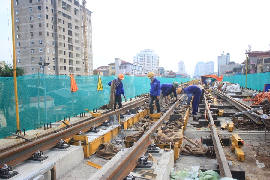  Cùng với việc hoàn thành nhà ga mẫu, những mét đường ray đầu tiên đã được thực hiện trên tuyến Vành đai 3 - Thanh Xuân. 