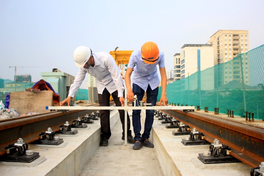  Dự án sử dụng công nghệ ray hàn liền kết hợp liên kết ray với bản mặt cầu không đá Ba lát nhằm tạo êm thuận và giảm rung lắc cho đoàn tàu khi chạy. Đây cũng là công nghệ được nhiều tuyến đường sắt tiên tiến trên thế giới sử dụng 