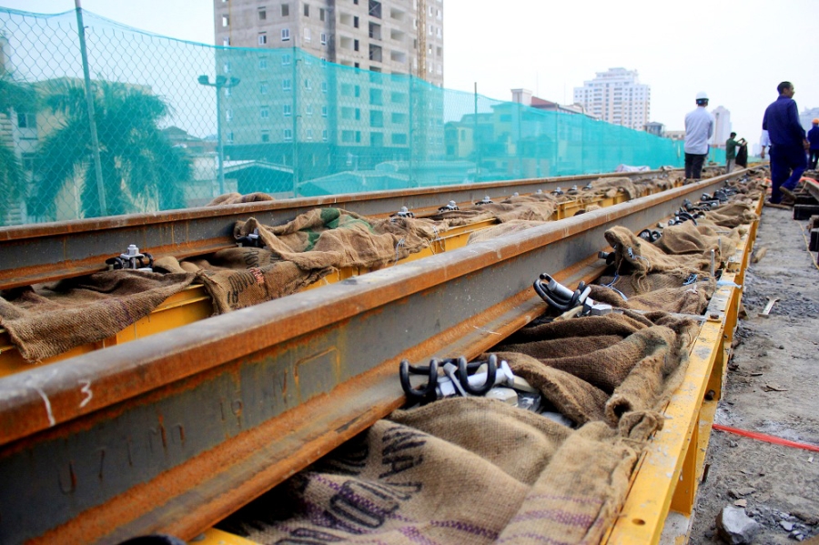  Công đoạn rải ray và đổ bê tông liên kết ray và mặt cầu là công đoạn rất quan trọng đòi hỏi sự chính xác gần như tuyệt đối cả về cao trình và chiều rộng. 