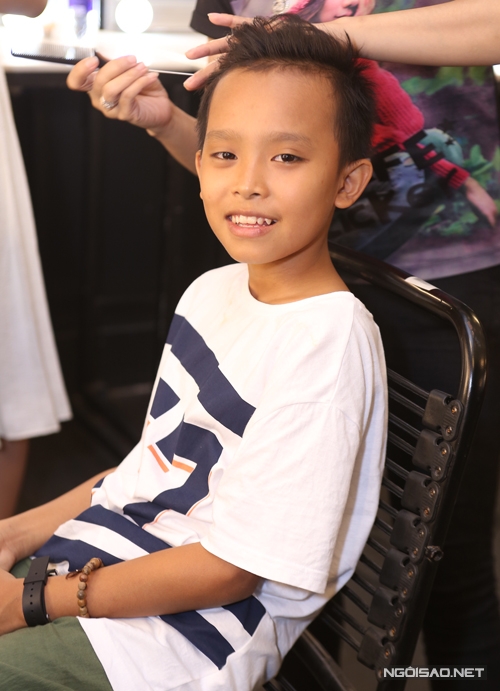 thu-minh-au-yem-chong-tay-trong-hau-truong-idol-7