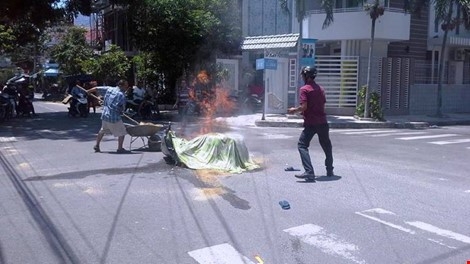 Va quet voi xe cung chieu, xe Attila boc chay du doi hinh anh 1