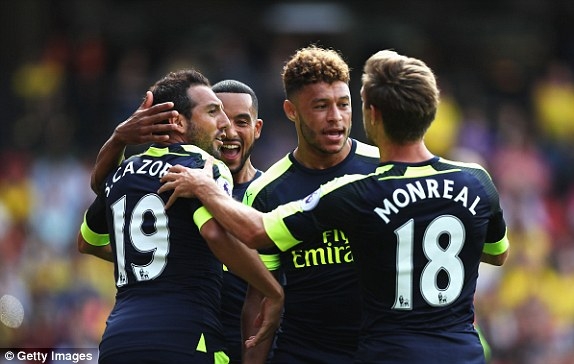  Các cầu thủ Arsenal ăn mừng bàn thắng mở tỉ số của Cazorla 