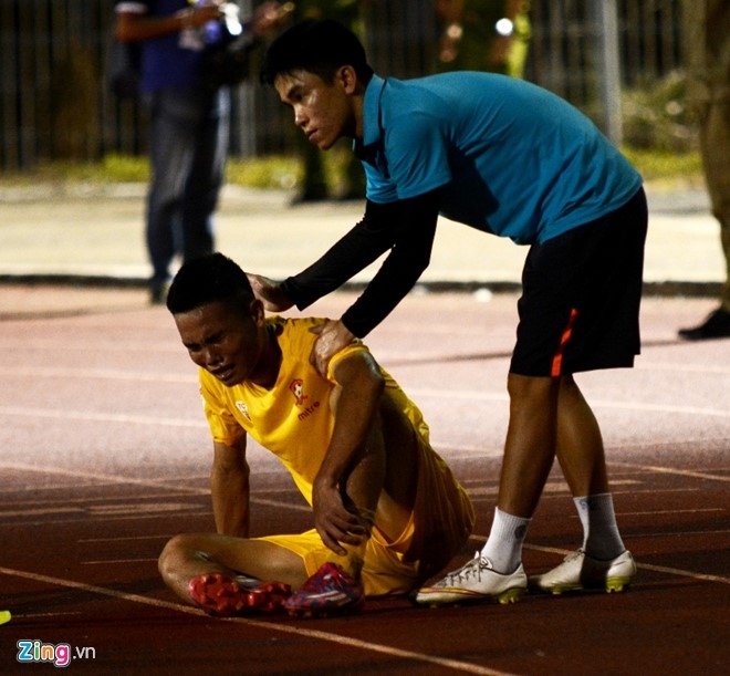 Cau thu Hai Phong lao vao danh nhau sau tran thua Can Tho hinh anh 7