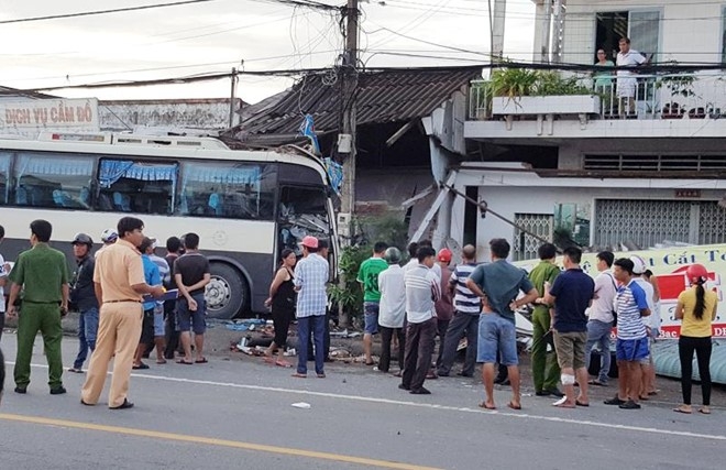 Xe cho hang chuc nguoi di hanh huong lao vao nha dan hinh anh 1