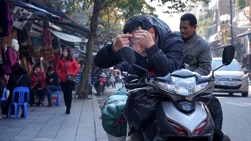 Nam nhi, đàn ông, sắc đẹp, nhan sắc, tu sửa, chỉnh sửa, bật cười, hài hước, công cộng, chốn đông người