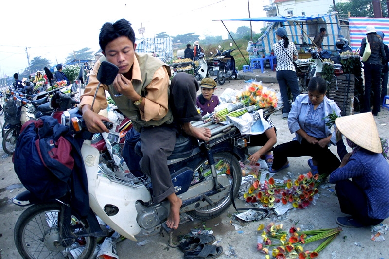 Nam nhi, đàn ông, sắc đẹp, nhan sắc, tu sửa, chỉnh sửa, bật cười, hài hước, công cộng, chốn đông người