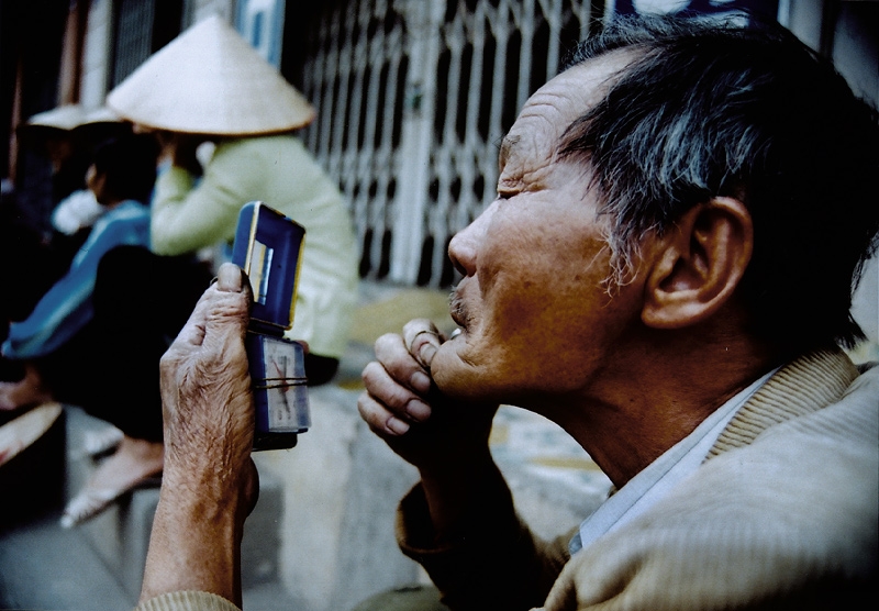 Nam nhi, đàn ông, sắc đẹp, nhan sắc, tu sửa, chỉnh sửa, bật cười, hài hước, công cộng, chốn đông người
