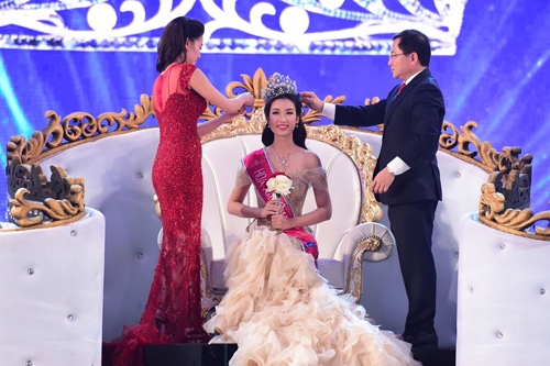 chung-ket-hoa-hau-viet-nam-2016-cong-phu-qua-hoa-thua-2
