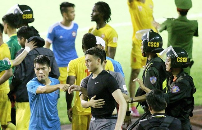 Cầu thủ Hải Phòng, tẩn nhau, V.League 2016, Cần Thơ, vòng 23 V.League, HLV Trương Việt Hoàng, thủ thành Văn Lâm