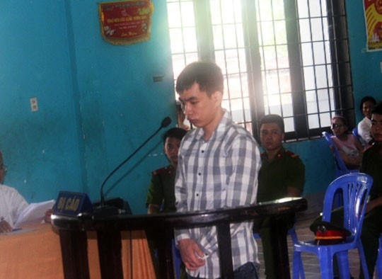 Khach du tiec thoi noi doi mu bao hiem bi dam chet hinh anh 1