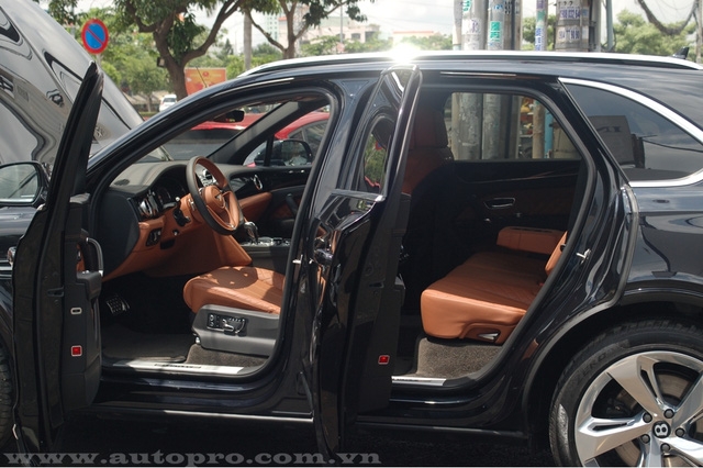  Lần đầu tiên trình làng trong triển lãm Frankfurt 2015, mẫu SUV siêu sang Bentayga nhanh chóng thu hút sự chú ý của giới nhà giàu trên thế giới khi hãng Bentley tuyên bố đây là mẫu SUV nhanh, mạnh, sang trọng và độc đáo nhất trên thế giới”. Trong đó, phần nội thất vẫn là nơi trình diễn đỉnh cao của những nghệ nhân đến từ Anh quốc. Chúng tôi đã có dịp sờ tận tay nội thất mẫu SUV Anh Quốc siêu sang để đem đến cho bạn đọc những trải nghiệm chân thực nhất. 
