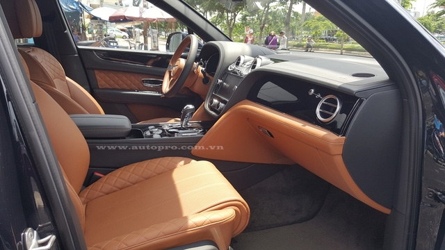  Chiếc Bentley Bentayga mà chúng tôi nói đến trong bài là chiếc thứ 2 tại Việt Nam, sở hữu lớp áo đen bóng toàn thân và nội y màu nâu với điểm nhấn là các chi tiết màu đen của gỗ và da lộn cao cấp. 