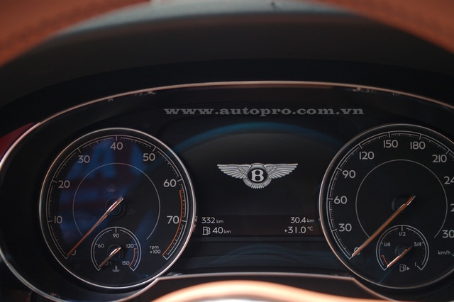  Phía sau vô lăng là cụm đồng hồ của chiếc Bentayga với 2 đồng hồ tua mày và tốc độ, chính giữa là màn hình LCD cỡ nhỏ thể hiện những tính năng như camera quan sát ban đêm, định vị vệ tinh và hiển thị thông tin trên kính chắn gió. 