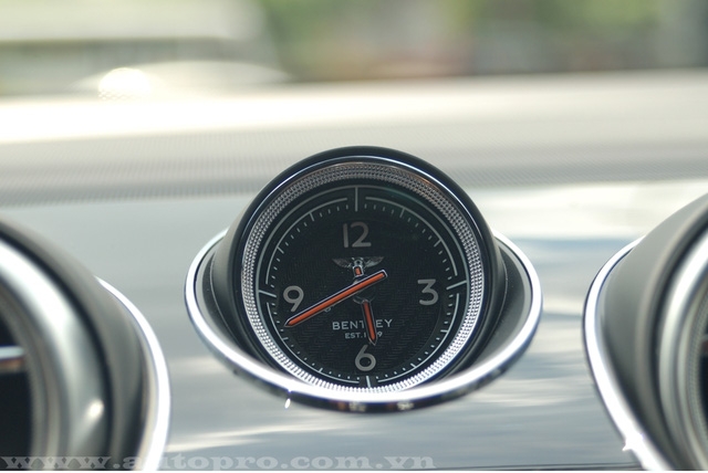  Cận cảnh đồng hồ xem giờ trên chiếc SUV hạng sang của Bentley. 