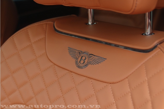  Logo Bentley đều được thêu tinh xảo trên tựa ghế ngồi, đi kèm là các đường chỉ đồng màu và kết nối với nhau thành hình quả trám. 