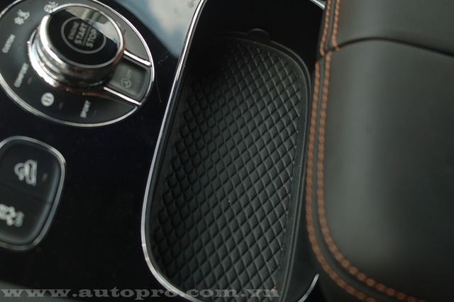  Ở phía đáy các hộc đựng đồ của Bentley Bentayga đều sử dụng vật liệu da mềm và trần chỉ bắt mắt. 