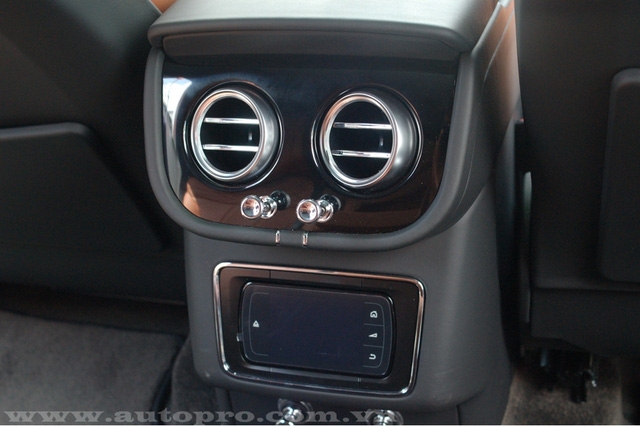  Ở trang bị tiêu chuẩn, Bentley Bentayga có một màn hình cảm ứng 3,5 inch dùng để điều khiển điều hòa. 