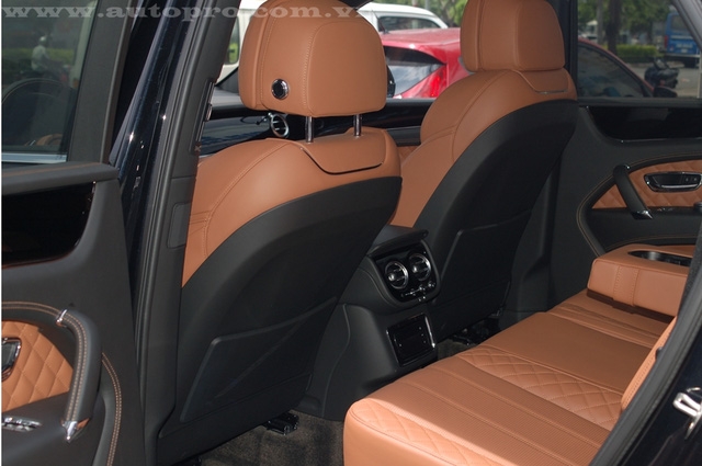  NGoài ra, hãng Bentley còn đưa ra tùy chọn với trang bị 2 màn hình 10,5 inch cho hàng ghế sau. Hai màn hình này có thể gỡ khỏi ghế và biến thành chiếc tablet cho các hành khách phía tùy thích sử dụng. 