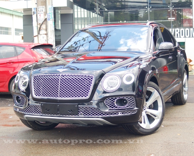  Bentley Bentayga sở hữu thiết kế vuông vức kết hợp cùng những đường cong mềm mại bo tròn mang đến dáng vẻ thể thao nhưng không kém phần sang trọng. Đôi mắt của Bentayga tương tự những dòng xe Bentley khác, trong đó điểm nhấn là phần giữa của đèn pha ngoài cùng được tích hợp thêm hệ thống rửa chóa đèn pha tự động khá thông minh. 