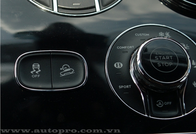  Bentley Bentayga được trang bị 3 chế độ lái được kích hoạt qua núm cảm ứng được đặt trên cụm điều khiển trung tâm. Tại thị trường Mỹ, Bentley Bentayga tiêu chuẩn có giá khởi điểm 230.000 USD, trong đó, giá của Bentley Bentayga khi về Việt Nam tăng gấp 4 lần lên 23 tỷ Đồng bởi cách tính thuế Tiêu thụ đặc biệt mới sau ngày 1/7. 