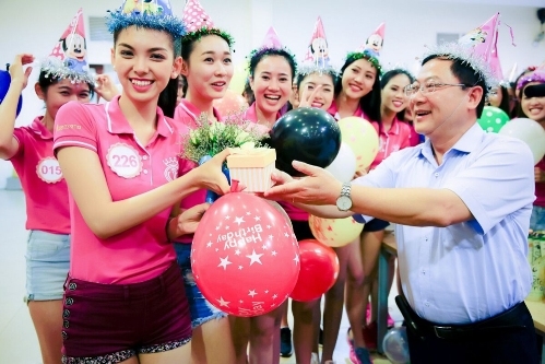 nhung-chuyen-vui-va-su-co-ben-le-cuoc-thi-hoa-hau-viet-nam-1