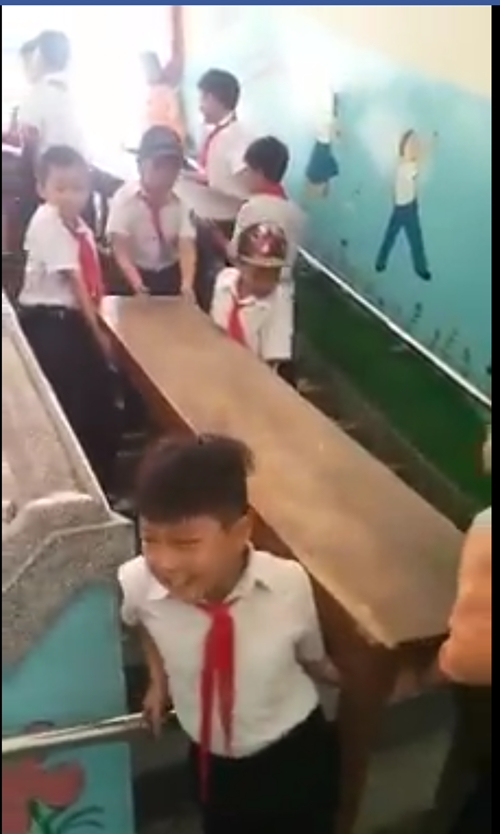 Phụ huynh quay clip học sinh khiêng bàn ghế, nhà trường báo... công an xã! - ảnh 5