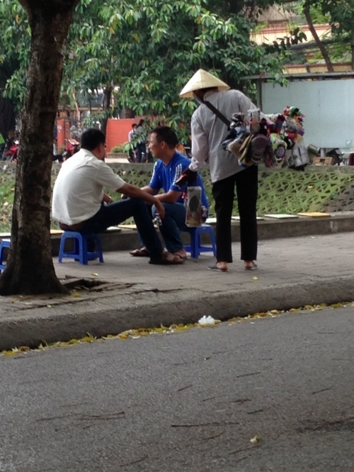 Sự thật sau những em bé ngủ mê mệt trên lưng mẹ đi bán hàng rong - Ảnh 1