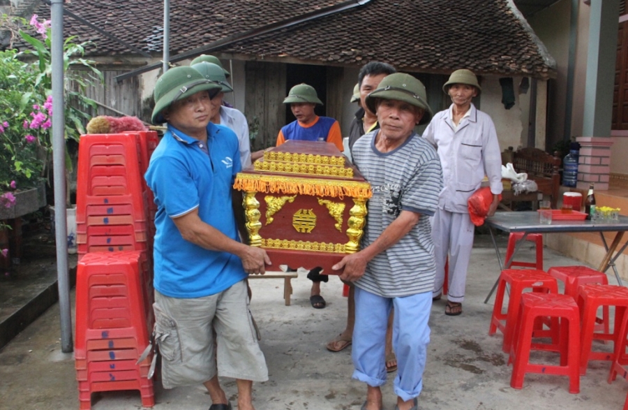 Thi thể ông Quân được đưa đi mai táng.