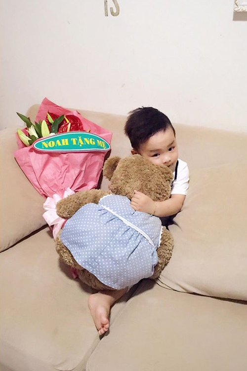 diem-huong-don-sinh-nhat-ben-con-trai-ong-xa-khong-co-mat-5