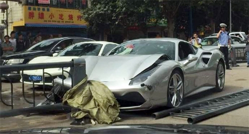 hai-sieu-xe-ferrari-dam-nhau-vi-chu-cho-sang-duong