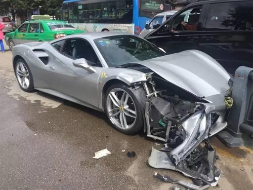 hai-sieu-xe-ferrari-dam-nhau-vi-chu-cho-sang-duong-1