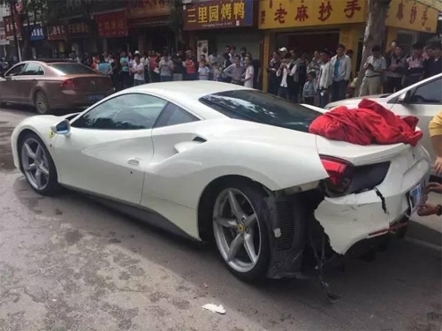 hai-sieu-xe-ferrari-dam-nhau-vi-chu-cho-sang-duong-2
