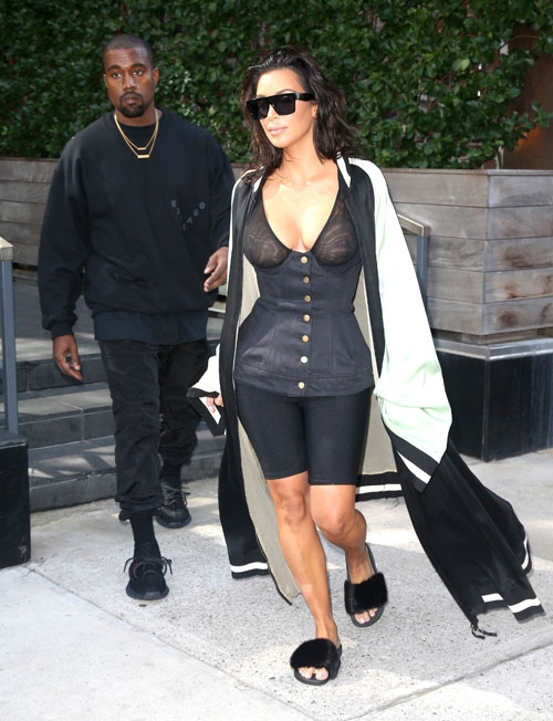 kim-kardashian-mac-do-kech-com-ho-hang-xuong-pho-1