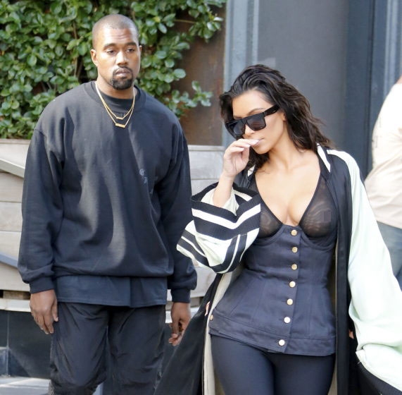 kim-kardashian-mac-do-kech-com-ho-hang-xuong-pho-4