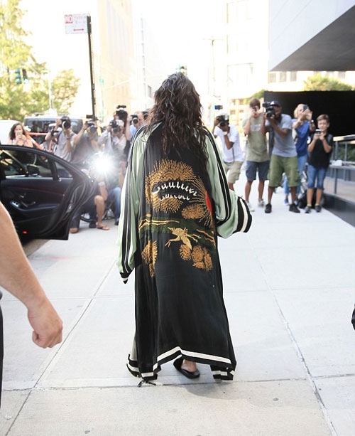 kim-kardashian-mac-do-kech-com-ho-hang-xuong-pho-7