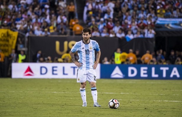Messi chong doi Barca de tro ve tuyen Argentina hinh anh 1