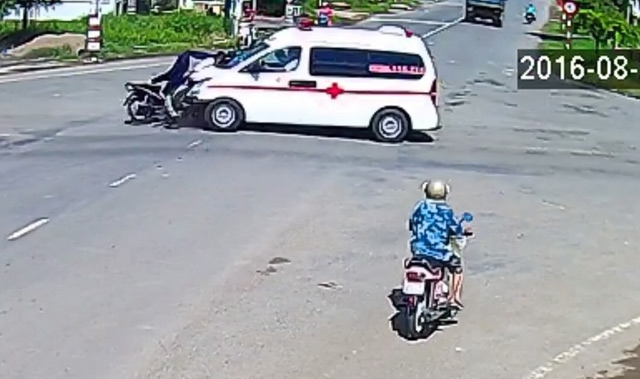 xe cuu thuong vuot den do tong nguoi nguy kich hinh anh 1