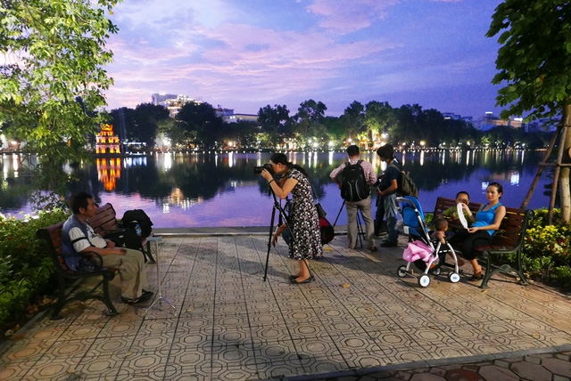 Những người đến hồ Gươm từ rất sớm, trước khi triển khai không gian đi bộ. 