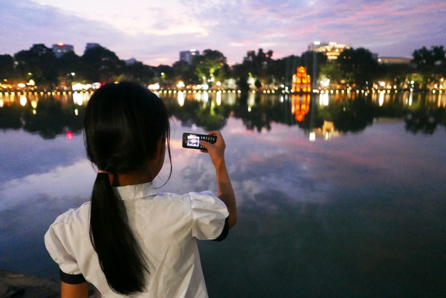  Bé gái chụp ảnh Tháp Rùa giữa hồ Gươm trước thời điểm khu vực này lần đầu tiên trở thành không gian đi bộ định kỳ cuối tuần. 