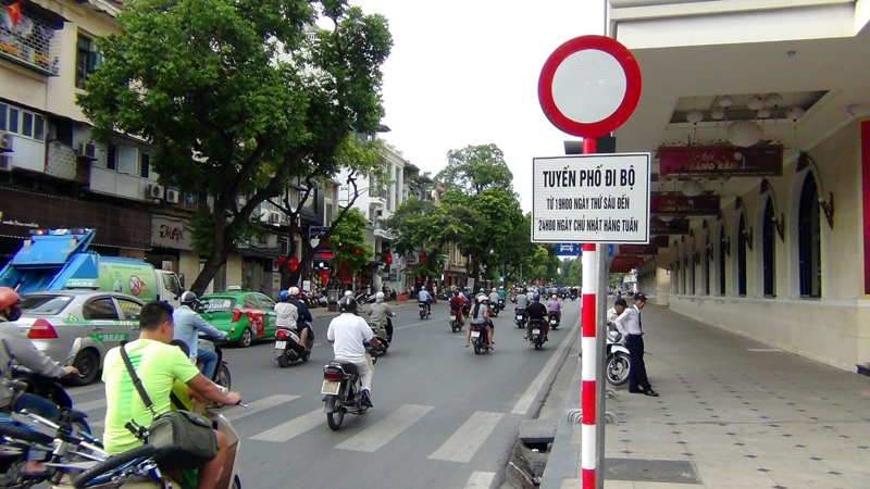 Biển báo tuyến phố đi bộ được dựng lê ở đầu phố Hàng Bài