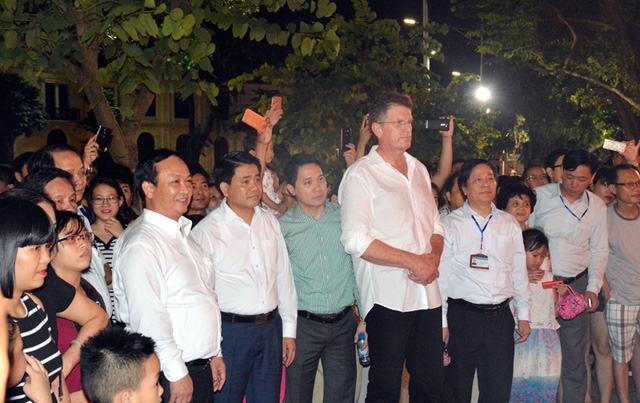  Chủ tịch Hà Nội Nguyễn Đức Chung cùng bộ hành quanh Hồ Gươm với người dân, du khách. 