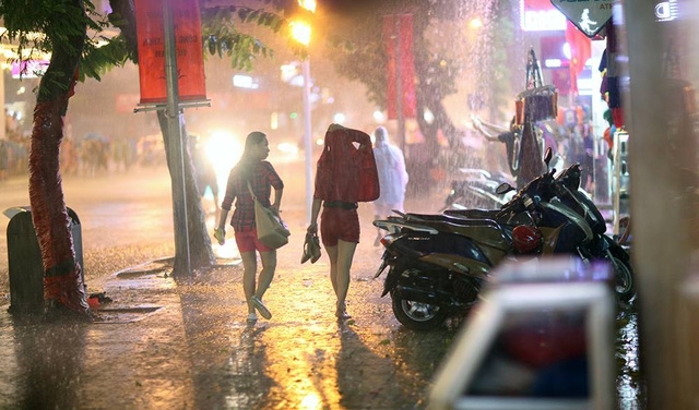  Nhiều người chấp nhận tắm mưa để di chuyển ra ngoài. 