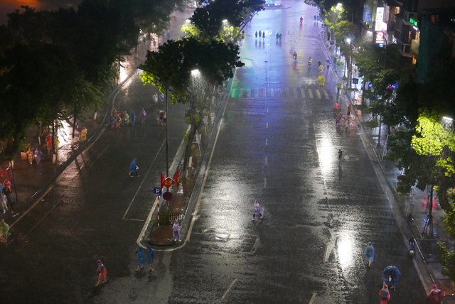  Phố Đinh Tiên Hoàng trong cơn mưa lớn tối khai trương loạt tuyến phố đi bộ quanh Hồ Gươm. 
