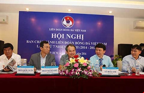 Hậu trường làng bóng Việt Nam: Nhiều người muốn thay các ông lắm đấy! - 1