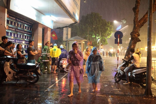 ngan nguoi mac ket tren pho di bo vi mua lon hinh anh 7